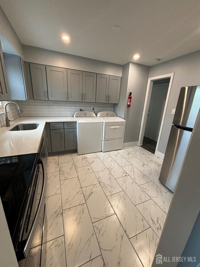 154 Garfield Ave-Unit -2 in Woodbridge Township, NJ - Building Photo - Building Photo