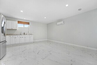 10310 Montgomery Ave in Los Angeles, CA - Foto de edificio - Building Photo