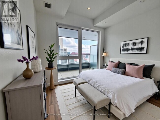 1037 The Queensway in Toronto, ON - Building Photo - Building Photo