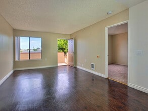 Meadows Of Chula Vista - Senior Apartments in Chula Vista, CA - Foto de edificio - Building Photo