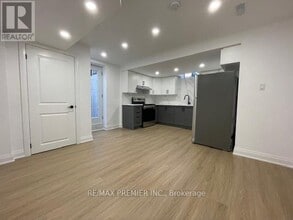 10 Stanton Ave in Vaughan, ON - Building Photo - Building Photo