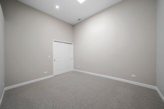2200 W Lawrence Ave, Unit 206 in Chicago, IL - Building Photo - Building Photo