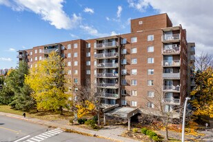Habitations Mackle (Les) in Côte-St-Luc, QC - Building Photo