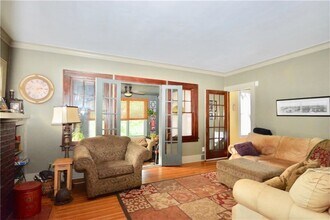 8 Regent St, Unit 2 in Rochester, NY - Building Photo - Building Photo
