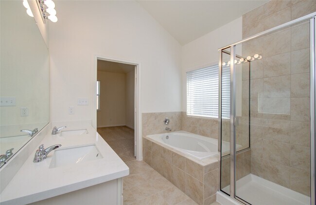 8414 Beacon Bay Cir in Mont Belvieu, TX - Building Photo - Building Photo