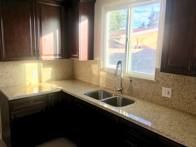 11300 Emelita St in North Hollywood, CA - Building Photo - Building Photo