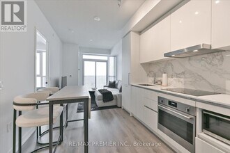 225 Commerce St in Vaughan, ON - Building Photo - Building Photo