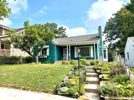 706 Grand Ave NE in Grand Rapids, MI - Building Photo