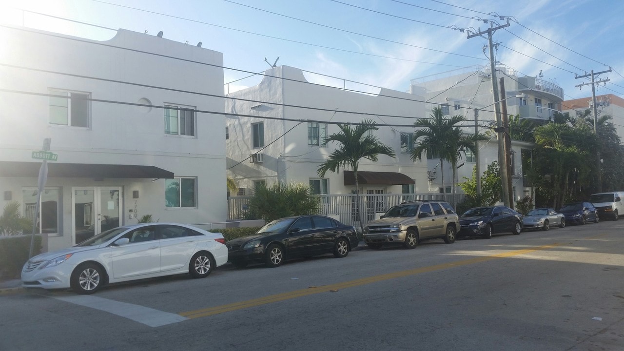 7710 Abbott Ave in Miami Beach, FL - Building Photo