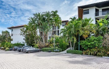55 Ocean Ln Dr in Key Biscayne, FL - Building Photo - Building Photo