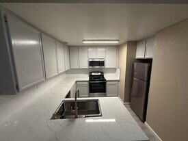 1102 Cedar Creek Dr, Unit 3 in Modesto, CA - Building Photo