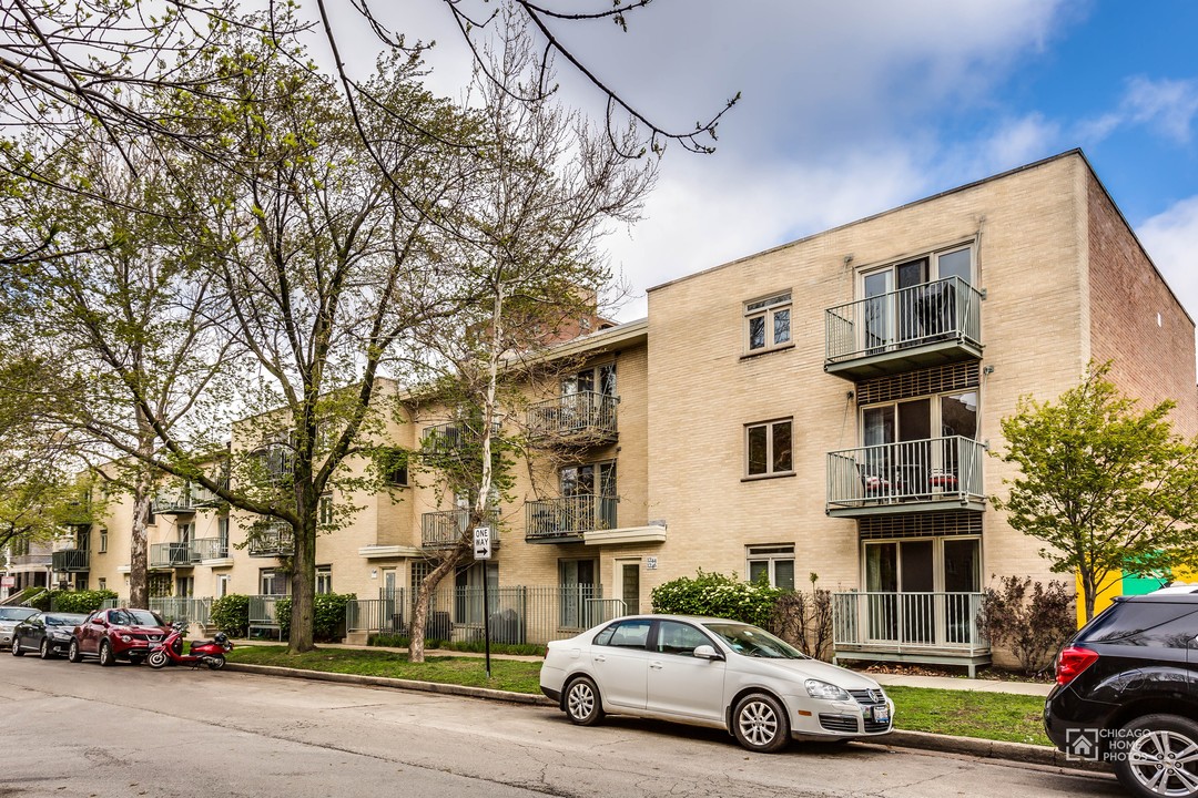 Patio Apartments in Chicago, IL - Building Photo