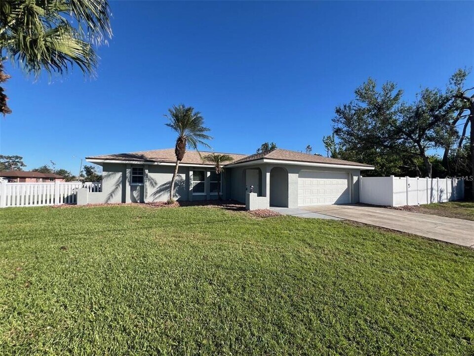 6498 Amory St in Englewood, FL - Building Photo