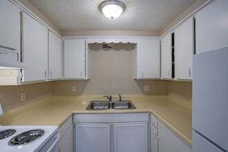 Verde Vista in Oklahoma City, OK - Building Photo - Interior Photo