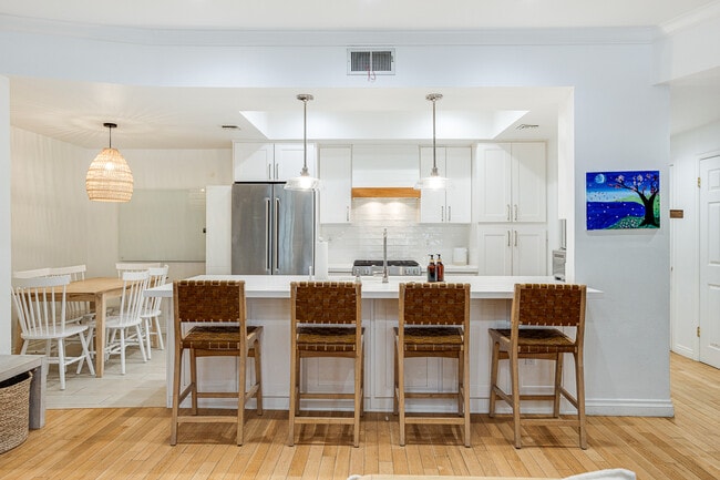 4401 Moorpark Way, Unit 108 in Toluca Lake, CA - Building Photo - Building Photo