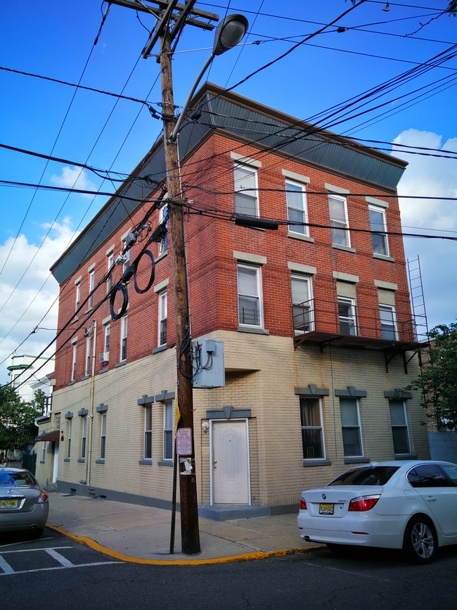 98 Maple St in Weehawken, NJ - Building Photo - Other