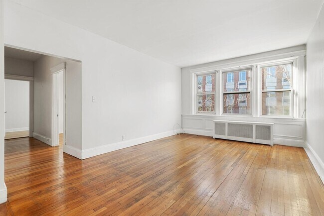 215 Saint Paul St, Unit #1 in Brookline, MA - Foto de edificio - Building Photo