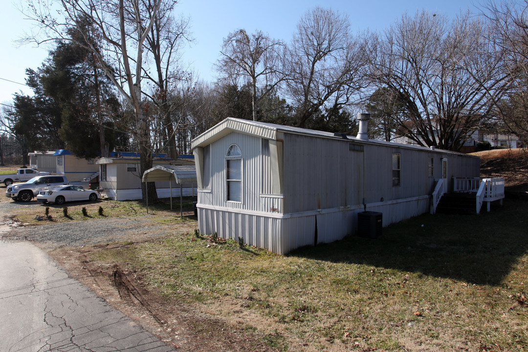 Robbens Mobile Home Park in Burlington, NC - Building Photo