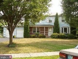 4 Garry Ct in Lawrence Township, NJ - Building Photo