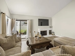 7912 Emerald St in Ventura, CA - Building Photo - Building Photo