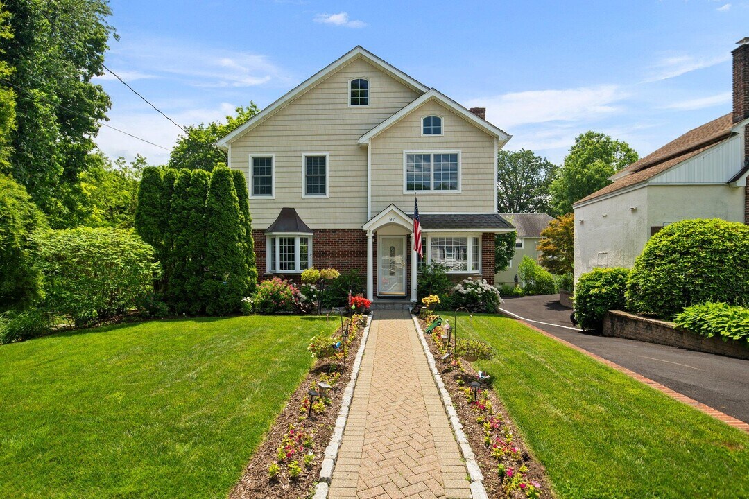 87 Bolton Ave in White Plains, NY - Building Photo