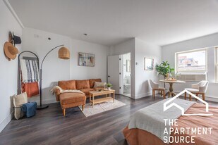 1555 W Hollywood Ave, Unit 202 in Chicago, IL - Building Photo
