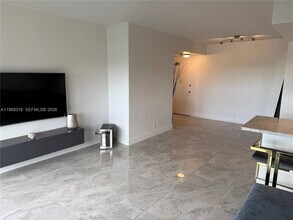 880 NE 69th St in Miami, FL - Foto de edificio - Building Photo