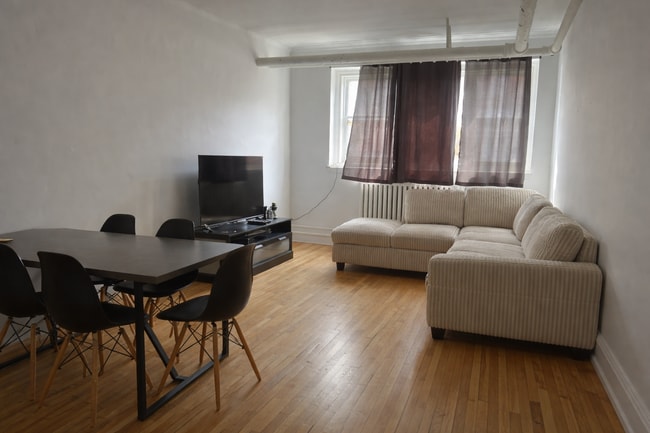 property at 5801 Chem. de la Côte St Luc