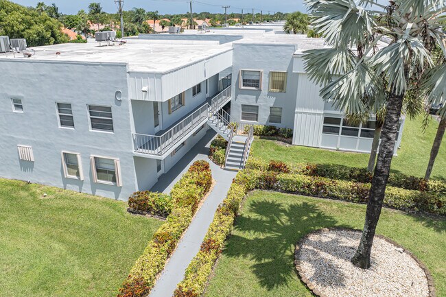 Kings Point Condominium in Delray Beach, FL - Building Photo - Building Photo