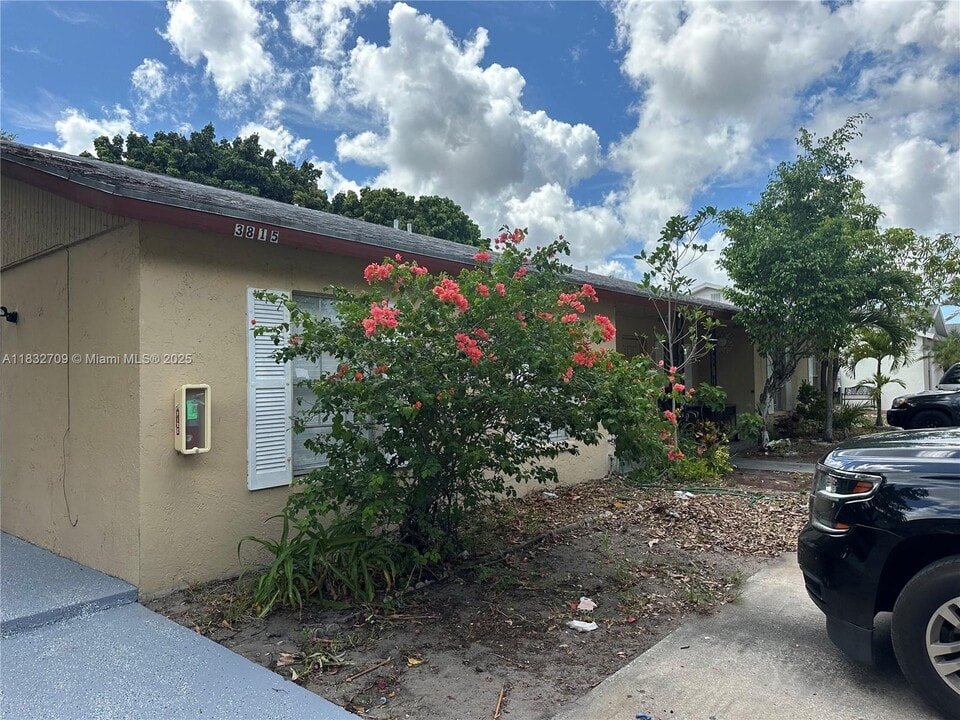 3815 S 57th Ave in Greenacres, FL - Building Photo