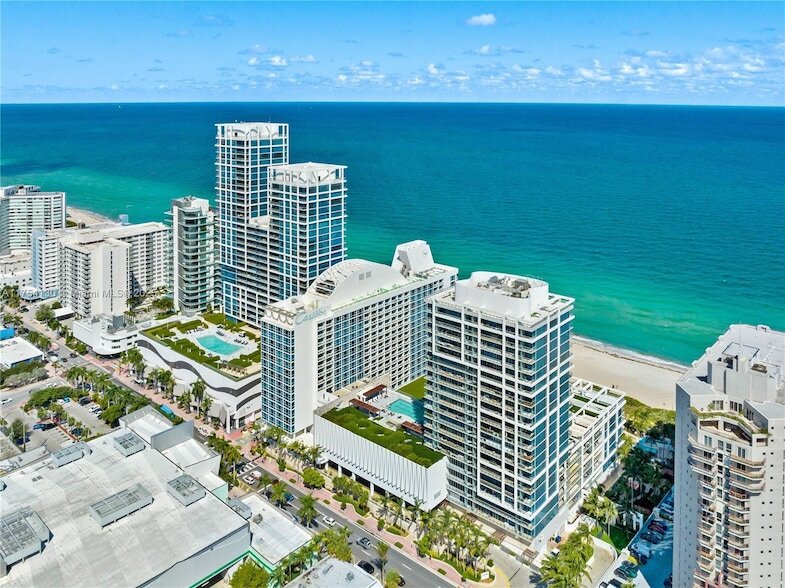 6801 Collins Ave, Unit 1403 in Miami Beach, FL - Building Photo