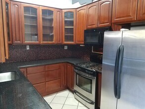 Large well located West Oakland condominium in Oakland, CA - Foto de edificio - Building Photo