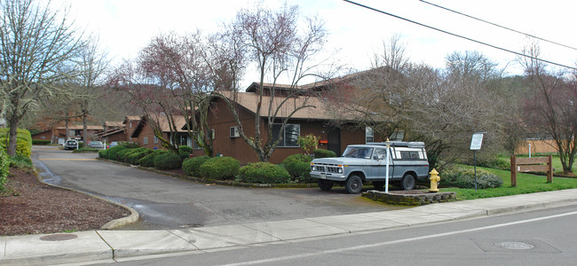 Brookside Court in Roseburg, OR - Foto de edificio - Building Photo