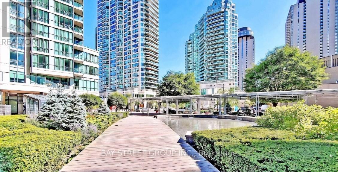 33-4233 Bay St. in Toronto, ON - Building Photo