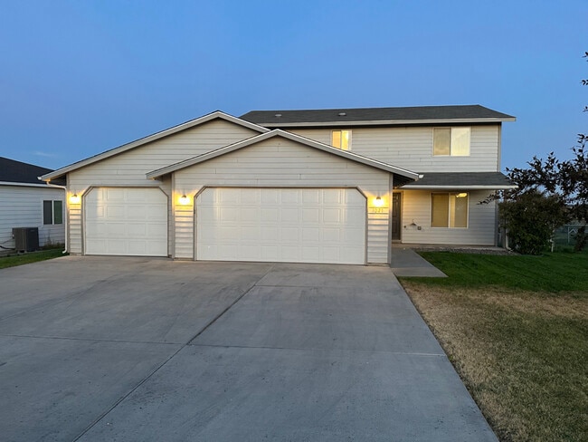 1021 W Windrose Dr