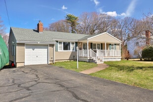 74 Holly Rd in East Hartford, CT - Building Photo