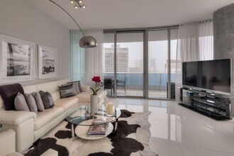 200 Biscayne Boulevard Way, Unit 200 Biscayne Blvd 4402 in Miami, FL - Building Photo - Building Photo
