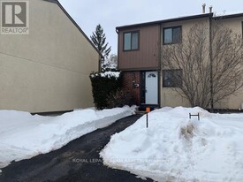 14 LARKSHIRE Ln in Ottawa, ON - Building Photo