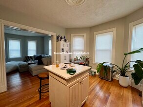 24 Pond St, Unit 1 in Boston, MA - Building Photo - Building Photo