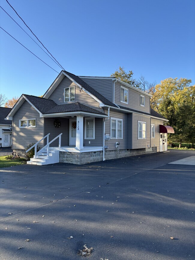 4124 Seneca St, Unit Lower