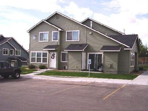 Lexi's Lane Townhomes in Nampa, ID - Building Photo - Building Photo