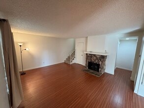 527 Spring Rd, Unit 18 in Moorpark, CA - Building Photo - Building Photo