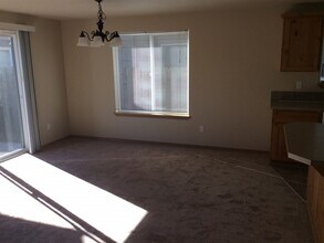 410 Lair Ln in Newberg, OR - Building Photo - Building Photo