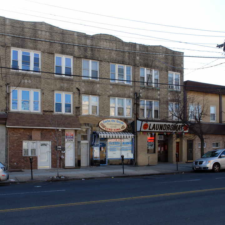 1102 Avenue C in Bayonne, NJ - Foto de edificio