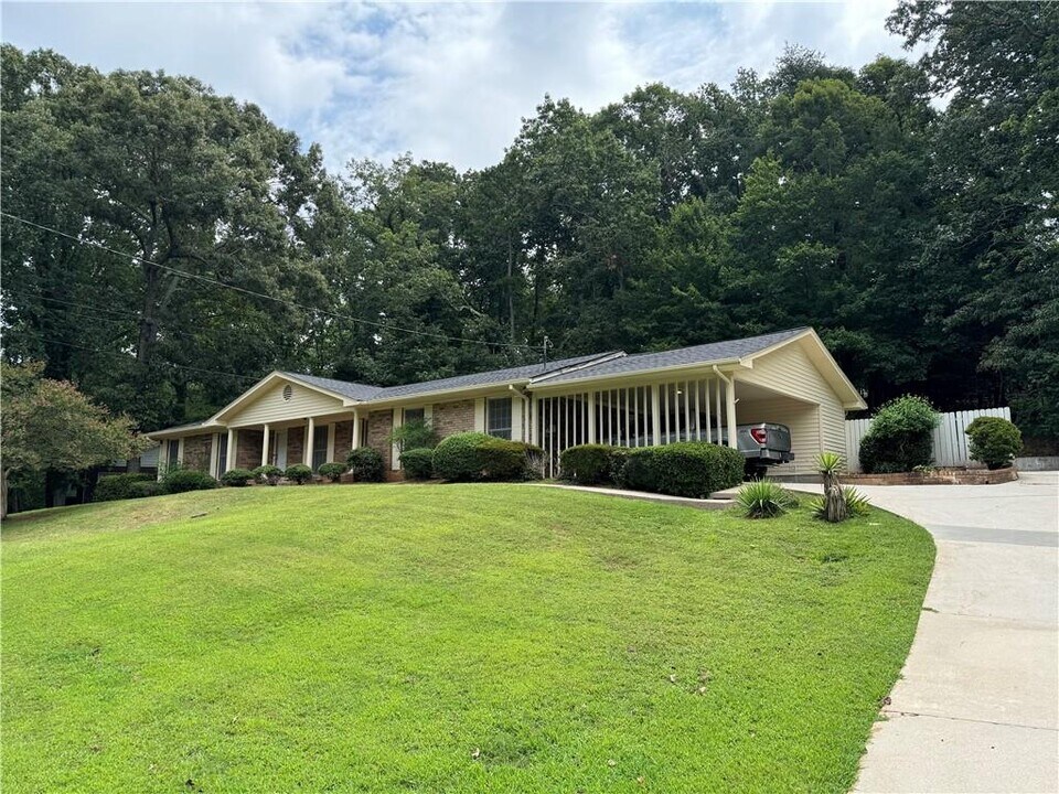 1512 Robinhood Trail in Gainesville, GA - Building Photo