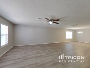 9231 Chinon in San Antonio, TX - Building Photo - Building Photo