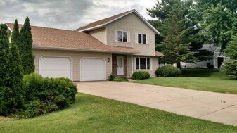 5104 Rustling Oaks Ln in McFarland, WI - Building Photo