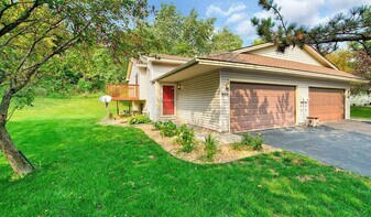 880 Pontiac Ln in Chanhassen, MN - Building Photo