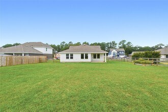 130 Lk Wy Cir in Anahuac, TX - Building Photo - Building Photo