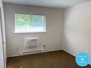 210 Woodnell St, Unit A in Greensboro, NC - Foto de edificio - Building Photo